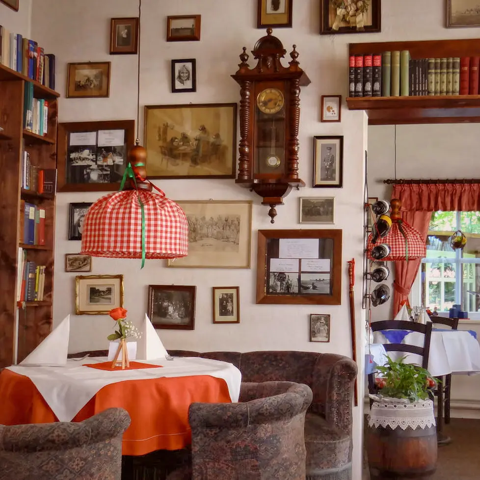 Gaststube mit Wanddeko